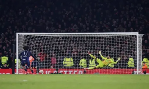 Harry Kane phơi bày điểm yếu của Raya, Man Utd tận dụng hạ Arsenal