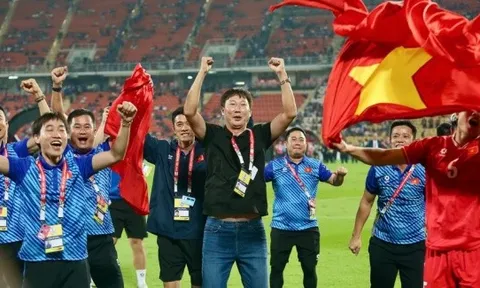 HLV Kim Sang-sik: 'Các cầu thủ Việt Nam cứ bắt tôi làm vậy'