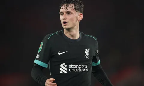 Không được Slot trọng dụng, sao trẻ "bóng gió" chuyện rời Liverpool