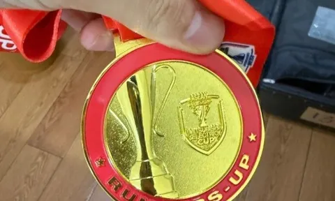 Tiến Linh làm gì với tấm huy chương AFF Cup 2024 lỗi?