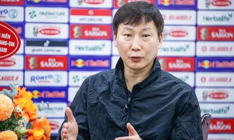 HLV Kim Sang-sik "chê" bàn thắng của Supachok trên báo Hàn