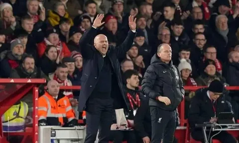 HLV Slot 'ngả mũ' với một ngôi sao Forest sau trận hòa của Liverpool