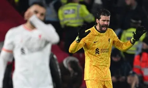 Sai lầm của Liverpool và Arne Slot đem đến hy vọng cho cuộc đua vô địch Ngoại hạng Anh