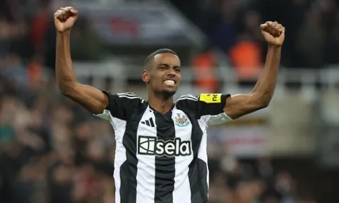 Ngoại hạng Anh sáng 16/1: Van Nistelrooy lại thua trắng trên sân nhà; Newcastle vượt mặt Chelsea