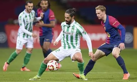 Trong lần hiếm hoi được đá chính, Frenkie De Jong thể hiện ra sao?