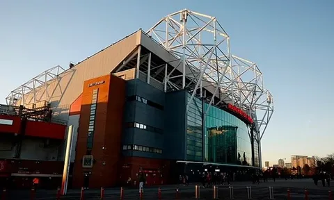 Vị khách không mời lại gây loạn Old Trafford, MU lo sốt vó