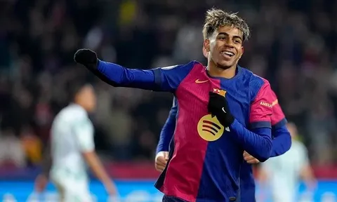 Chân dung cầu thủ nhí gây sốt ở học viện Barca, được so sánh với Lamine Yamal