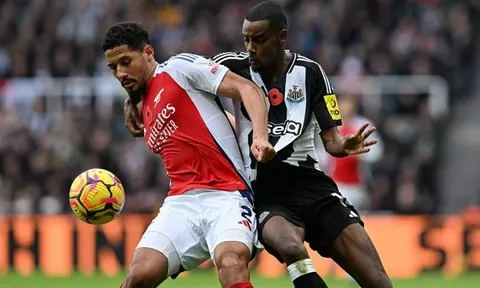 Micah Richards: Tiền đạo Arsenal muốn chiêu mộ đã khiến Saliba và Gabriel khốn đốn