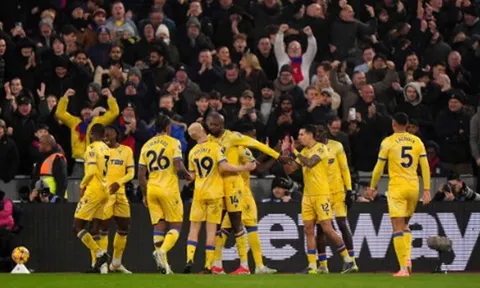 Graham Potter thua trận thứ 2 cùng West Ham trong thế 10 người