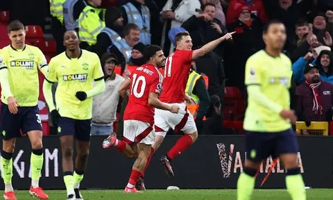 Tottenham tiến gần nhóm trụ hạng; Nottingham Forest bằng điểm Arsenal trên BXH Ngoại hạng Anh
