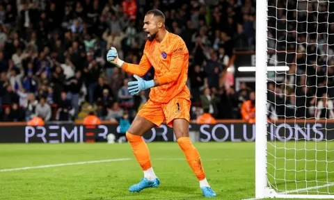 Jamie Carragher mỉa mai Robert Sanchez dù Chelsea đánh bại Wolves