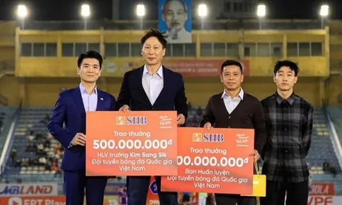 HLV Kim Sang Sik và ban huấn luyện ĐT Việt Nam nhận thưởng xứng đáng từ SHB