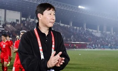 HLV Kim Sang Sik nhận thưởng từ bầu Hiển