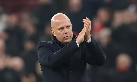 Liverpool thắng thiếu thuyết phục, Arne Slot bị cha của mình chê bai