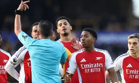 Alan Shearer nổi giận với tấm thẻ đỏ của Arsenal