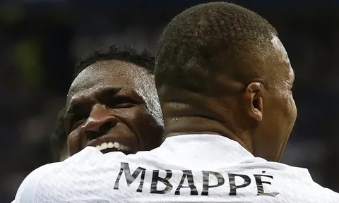 Bị treo giò, Vinicius phản ứng khi Mbappe lập hat-trick