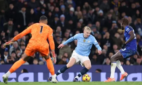 Michael Owen chỉ trích sao Chelsea quá non nớt trong trận thua Man City