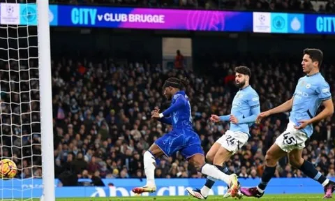 Quá 'ngợp'! Tân binh Khusanov biếu cho Chelsea bàn thắng và nhận thẻ vàng sau 6 phút