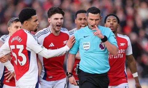 Trọng tài Michael Oliver "không ưa" Arsenal?