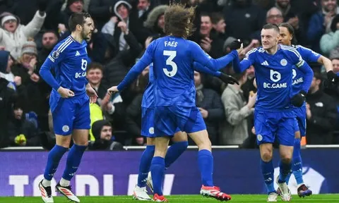 Van Nistelrooy gây choáng, quật ngã Tottenham ngay trên sân khách