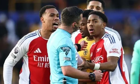 Michael Oliver nói gì với tổ VAR khi rút thẻ đỏ cho Arsenal?