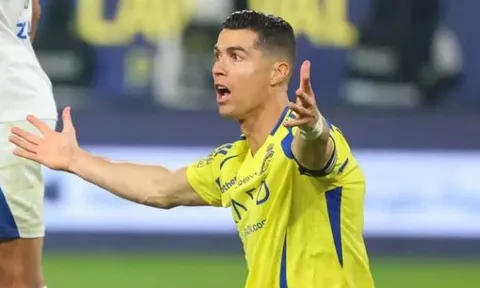 Ronaldo nổi giận, chỉ tay vào camera sau khi bị "cướp" bàn thắng đẹp mắt