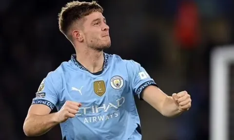 Xabi Alonso mê mẩn ngọc quý của Man City