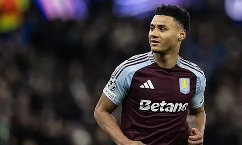 Agbonlahor so sánh việc Arsenal theo đuổi Ollie Watkins với vụ Luis Suarez