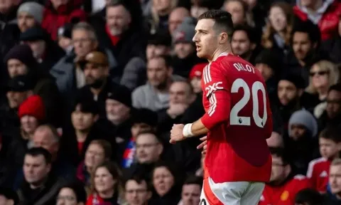 CĐV M.U: "Làm sao một người có chỉ số IQ thấp như vậy lại được chơi cho United?"
