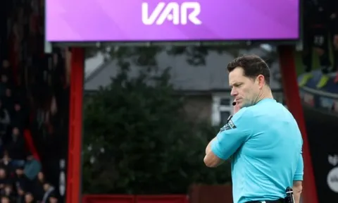Michael Owen phản bác chỉ trích về quả phạt đền giúp Liverpool đánh bại Bournemouth