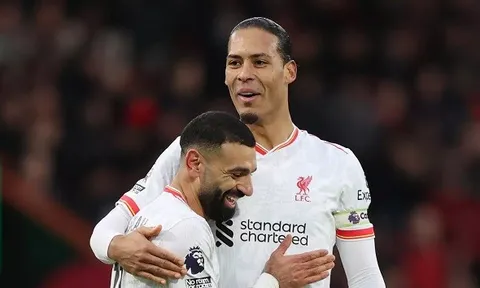 Virgil van Dijk gửi thông điệp về hợp đồng cho Salah