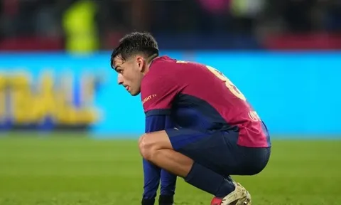 Pedri câu giờ, Szczesny "phản kèo" bằng cú ném siêu việt