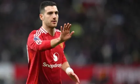 Tương lai Dalot tại MU bị đe dọa sau màn trình diễn đáng quên trước Crystal Palace