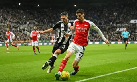 Gary Neville chỉ trích hàng công Arsenal sau thất bại 0-2 trước Newcastle