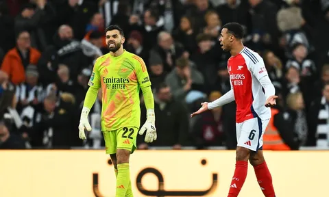 Jamie Carragher chỉ trích sao Arsenal sau sự cố với Newcastle