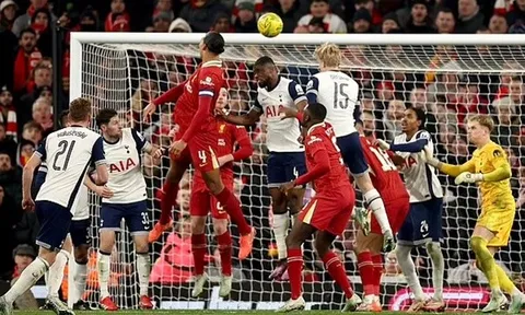 Van Dijk lấp lửng về khả năng ở lại Liverpool