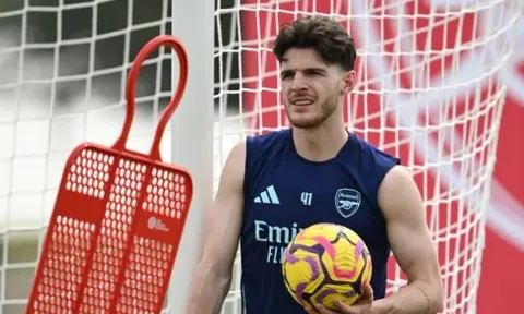Fan phẫn nộ khi Arsenal ngó lơ lời cảnh báo của Rice