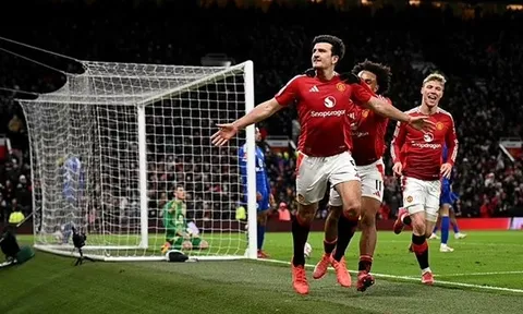 Man Utd 'ru ngủ' Sir Alex Ferguson trong trận thắng Leicester City 2-1