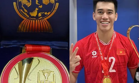 Tiến Linh được trao lại huy chương vô địch ASEAN Cup