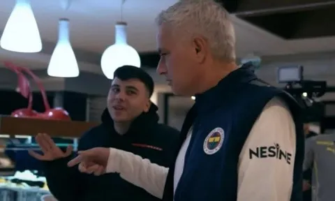 Jose Mourinho gây sốt khi dừng xe bus, mời fan Fenerbahce ăn trưa cùng đội