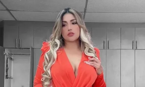 MC Kathy Valencia gây sốt với chiếc váy táo bạo tại sự kiện bóng đá ở Ecuador