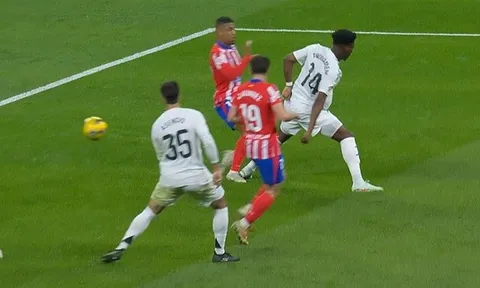 Trọng tài gây bão, người Real Madrid nổi giận