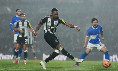 Willock tỏa sáng, Newcastle nhọc nhằn vượt ải Birmingham