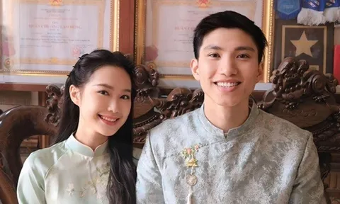 Xúc động hình ảnh bà xã động viên Văn Hậu vượt khó