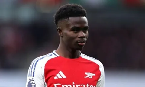 Arsenal không vội vàng với Saka