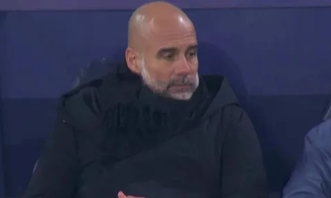 Guardiola lặng người, mặt đông cứng lại