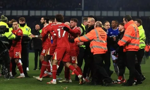 4 tấm thẻ đỏ khiến trận Everton - Liverpool trở nên hỗn loạn