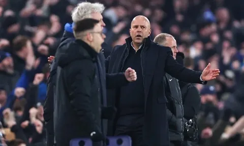 Vì sao HLV Arne Slot bị đuổi khỏi sân trong trận Everton 2-2 Liverpool?