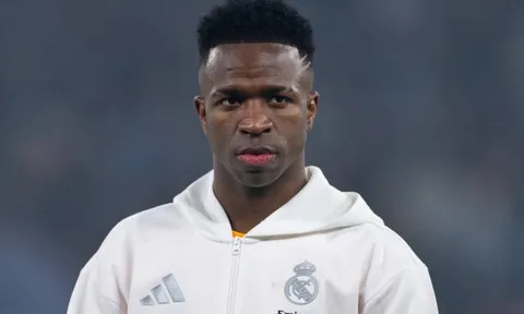 Vinicius làm ban lãnh đạo Real nóng mặt
