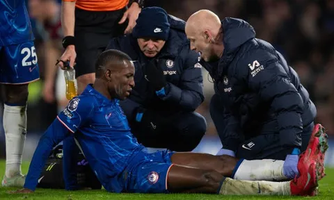 Cùng gặp khủng hoảng, tại sao Arsenal bị chỉ trích còn Chelsea thì không?